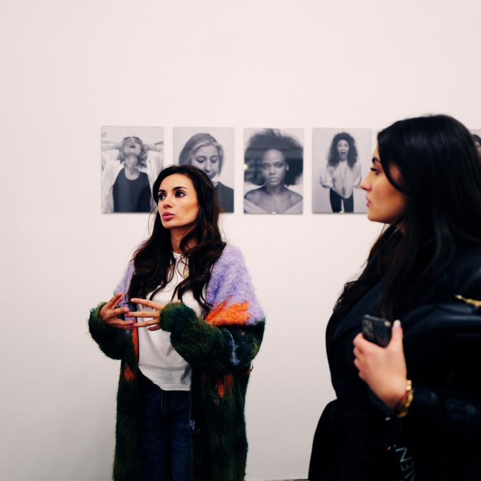 One Woman Countless Emotions: The Heroes Chronicle - O Expoziție Fotografică ce Explorează Trăirea și Exprimarea Emoțiilor