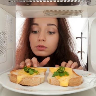 De ce nu e bine sa incalzim mancarea in cuptorul cu microunde