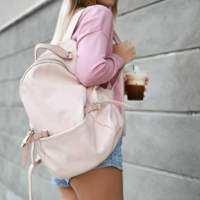 Ghiozdane mici pentru plimbări mari: 7 modele cu “lipici”