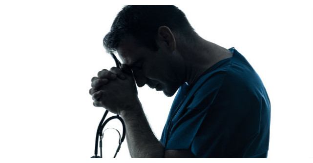Furios ca medicul a intarziat la operatia fiului sau, tatal a inceput sa il jigneasca. Ce a urmat? 