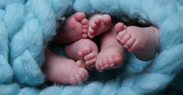 Experimentul tripleților despărțiți: Frați identici separați la naștere s-au regăsit din întâmplare la o petrecere de cămin