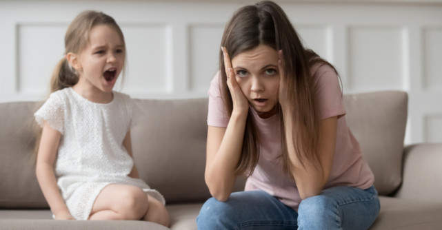 Copilul trebuie să ne asculte sau să învețe să gândească singur? Unde se termină disciplina și începe obediența