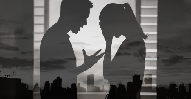 Semnele subtile ale abuzului emoțional în relație: Cum să recunoaștem și să abordăm situația