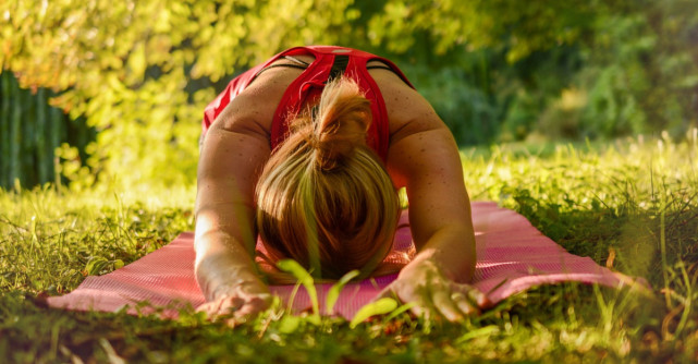 5 sesiuni scurte de stretching pe care sa le faci acasa, dupa ce inchizi laptopul