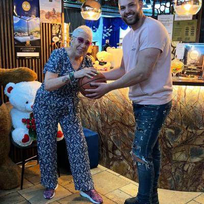 Milionarul Caius Covrig surprins până la lacrimi de Maria Roșianu, prima lui antrenoare de baschet