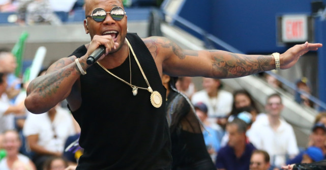 Emil Rengle, moment spectaculos alături de Flo Rida la UNTOLD 2026. Rapperul american i-a dat hainele sale și microfonul