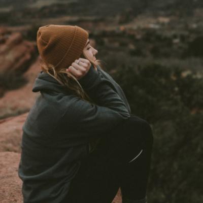 Aceste 3 obiceiuri comune iti saboteaza in secret sansa la fericire