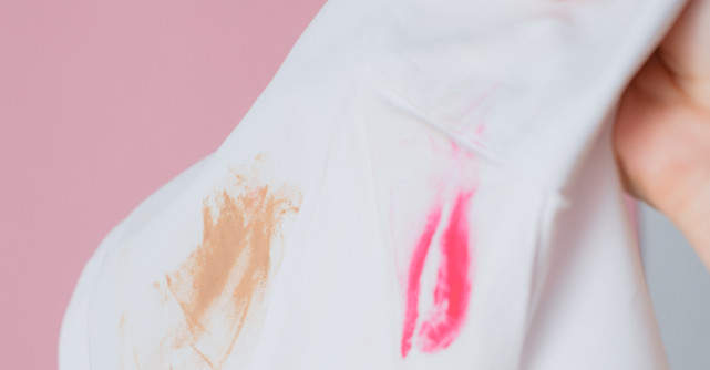 Cum să scoți petele de machiaj de pe haine fără să le distrugi