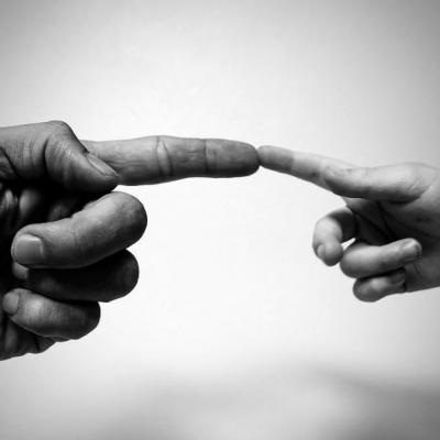 Ce este parentificarea emotionala? 5 semne ca ai trait-o in copilarie