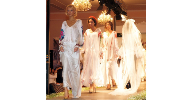 Ileana Cosanzeana de lux  by  Valentina Vidrascu