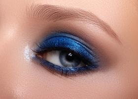 Cum integrăm trendurile vechi sau retro din machiaj într-un look modern?