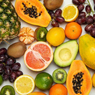 Perfect pentru băuturi sănătoase: storcător de fructe sau blender? 