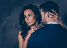 Îți e greu să te relaxezi în pat? 9 semne că mintea îți taie plăcerea și cum revii la excitare