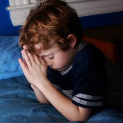 Un baietel de 8 anisori explica intr-un mod adorabil cine este Dumnezeu