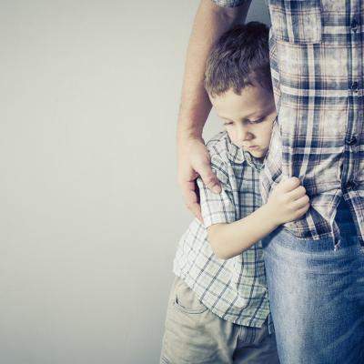 Înțelegerea impactului: 5 greșeli ale părinților care duc la timiditatea copiilor