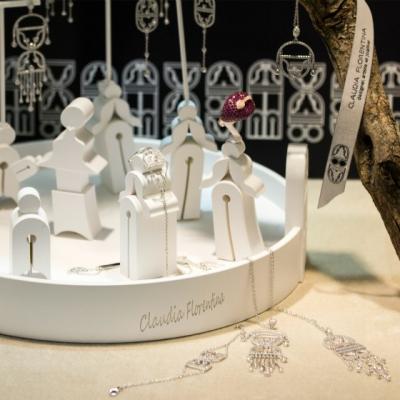 Claudia Florentina prezinta colectia de bijuterii Amour in magazinul Helvetia (fostul Helvetansa)