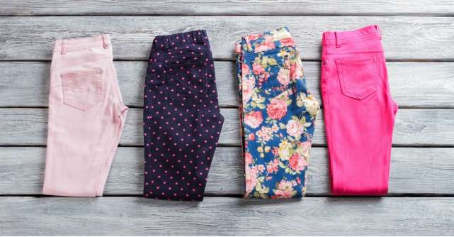 Pantaloni colorati de vara ideali pe timp de canicula
