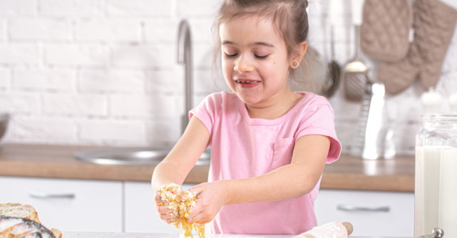 Copilul tău gătește? Oferă-i o bucătărie completă pentru copii