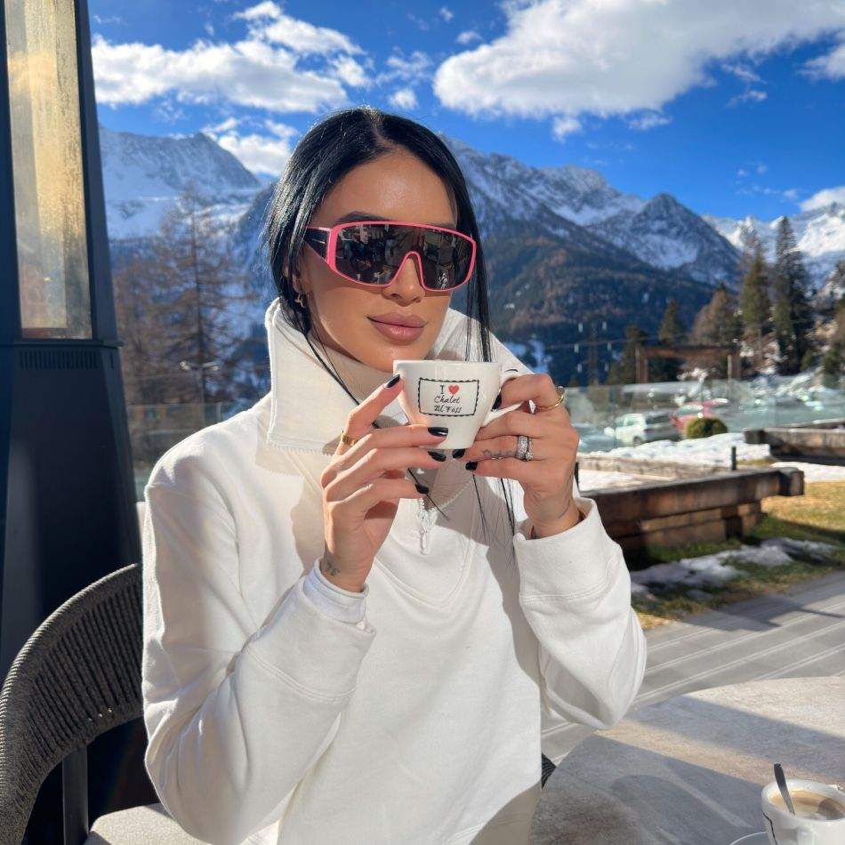 După 8 ani de zile, Adelina Pestrițu și-a scos silicoanele! Ce a determinat-o pe brunetă să renunțe la bustul generos?