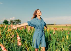 Articolul vestimentar potrivit pentru orice ocazie: o rochie de blugi!