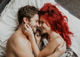 Ești obosită, dar îți dorești intimitate? Poziții sexuale în care el muncește mai mult, iar tu te poți relaxa