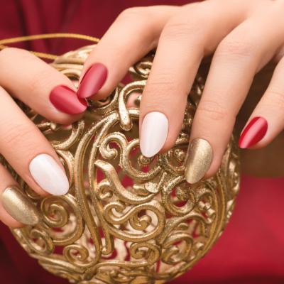 Manichiură perfectă pentru sărbători: 5 modele de unghii pentru Crăciun