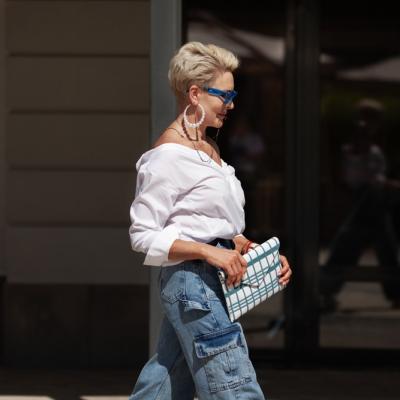 Cum porți cămașa albă oversized în 5 ținute foarte fashion: de la look minimalist la combinații îndrăznețe