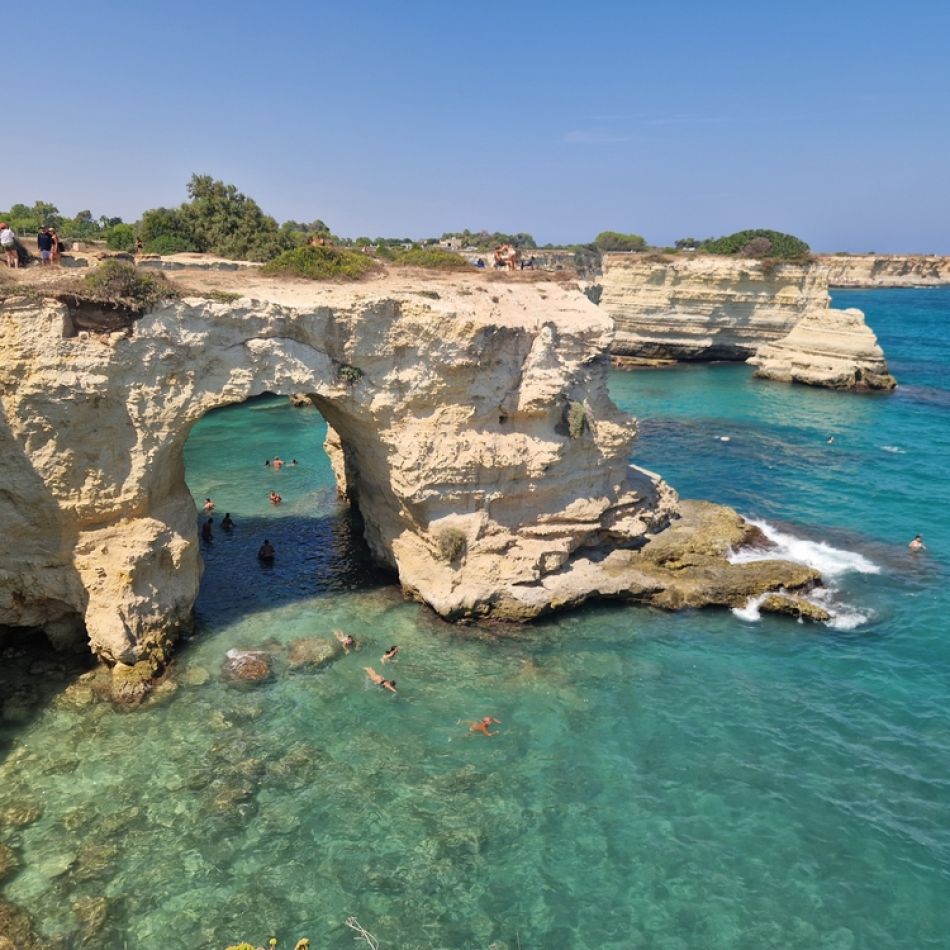 Arcul Îndrăgostiților din Italia, o minune naturală, s-a prăbușit chiar de Ziua îndrăgostiților, din cauza furtunilor extreme