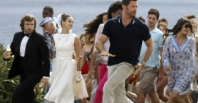 Hugh Jakman danseaza pentru romani