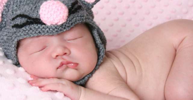 Au filmat somnul bebelusului lor, iar ceea ce au descoperit i-a ULUIT. Ce facea copilul?