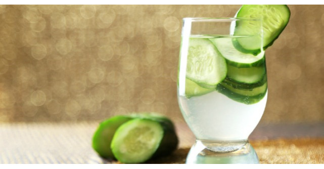 Sapte motive sa consumi apa cu castravete