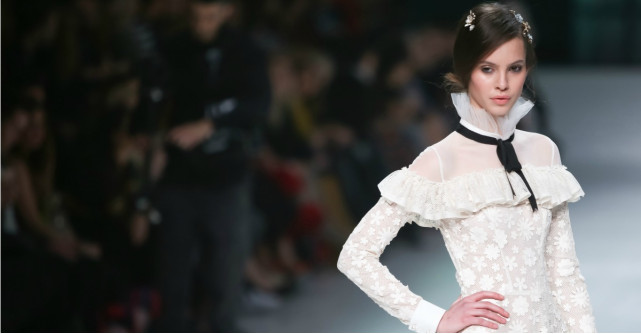 Se poarta volanasele: 5 bluze si camasi cu volane aplicate