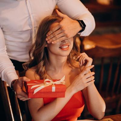 Idei de cadouri pentru femei: Surprinde-ți soția cu cel mai frumos dar