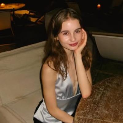 Irina Columbeanu revine la pasiunea pentru artă. Tânăra își prezintă creațiile pe TikTok și este susținută de mama ei