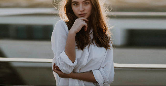 Bluze albe versatile: cumpără câteva și te vor salva din orice dilemă vestimentară