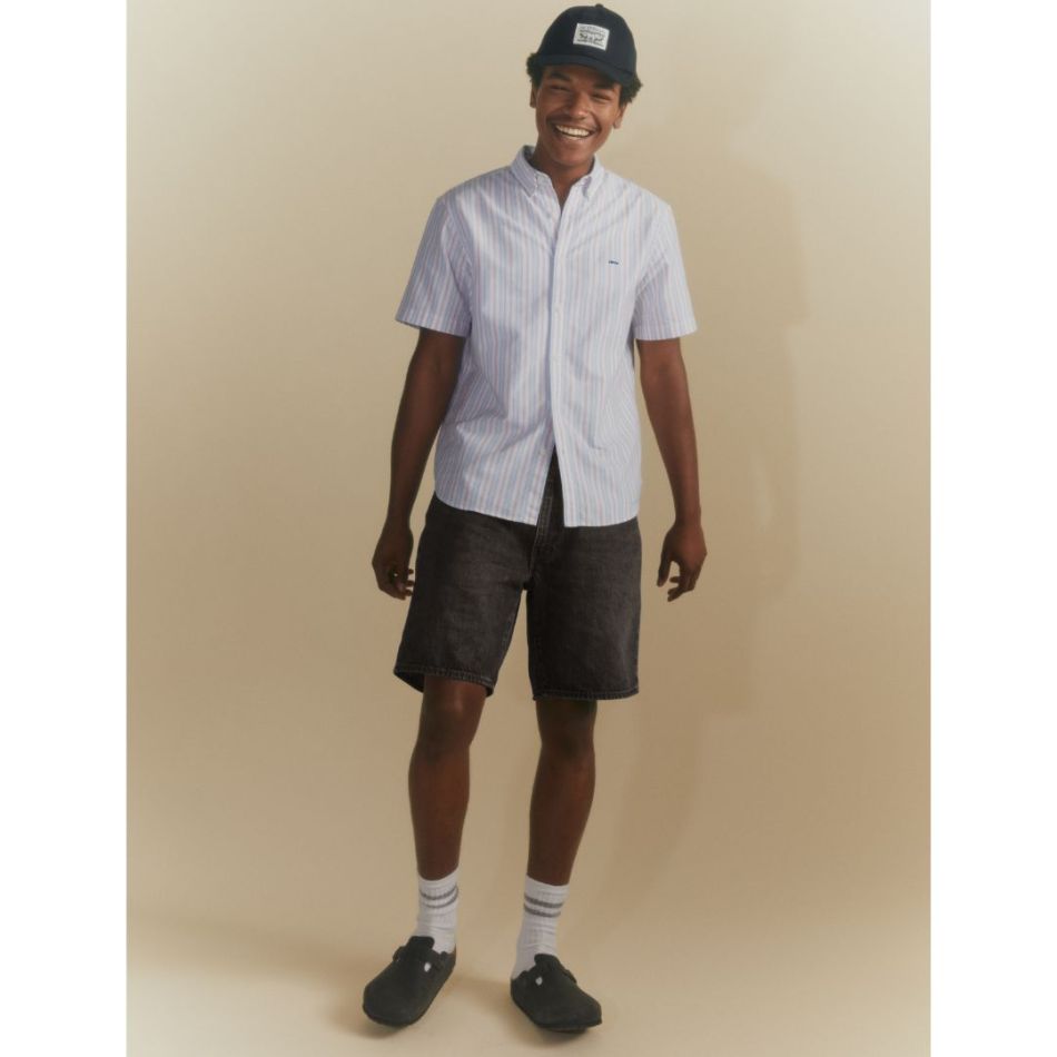 Articolele esențiale de vară Levi’s devin mai sofisticate cu materiale mai ușoare