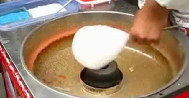 Video Incredibil: Trebuie sa vezi ca sa crezi! Ce face acest om din vata de zahar pe bat