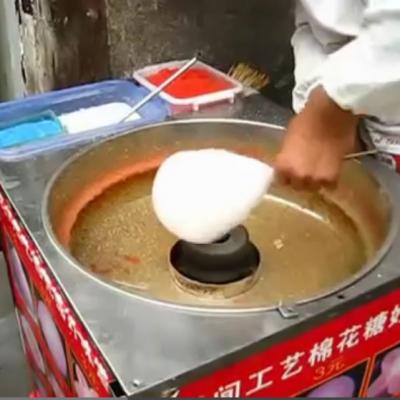 Video Incredibil: Trebuie sa vezi ca sa crezi! Ce face acest om din vata de zahar pe bat