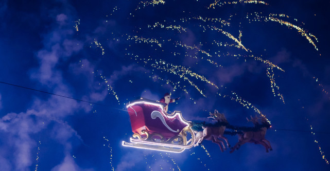 Deschidere impresionantă a Târgului de Crăciun de la Craiova. Moș Crăciun a zburat în sania lui deasupra a 40.000 de oameni 