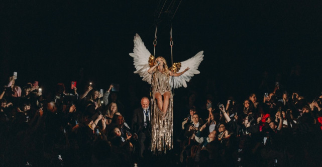 Fericire–cel mai spectaculos show construit vreodată la Sala Palatului. Andreea Bălan a adus pe scenă o producție impresionantă