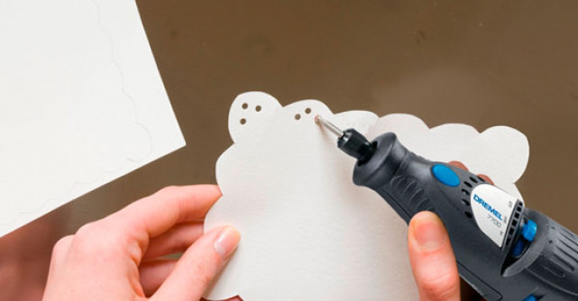 Pas cu pas: Cum se confectioneaza o felicitare pentru 1 Martie