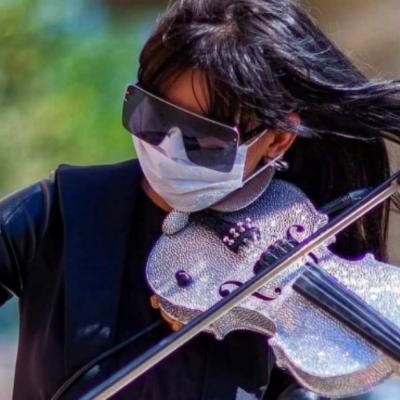 Fata cu Vioara de Cristal vindeca sufletele Romaniei pe ritmuri de vals