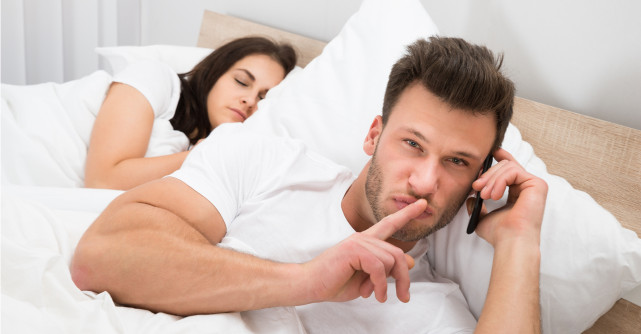 5 Comportamente subtile ale bărbatului infidel