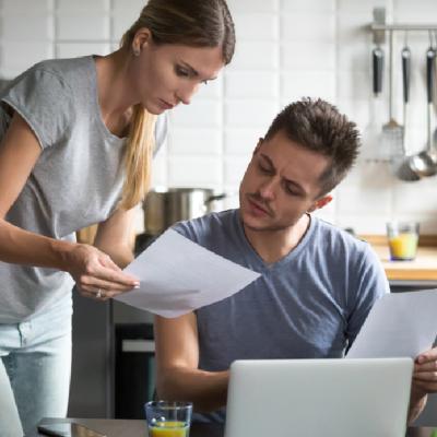 Printre temele sensibile ale cuplului: Cum să discuți problemele legate de bani cu partenerul tău