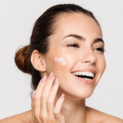 Șapte sfaturi oferite de dermatologi pentru prevenirea ridurilor 