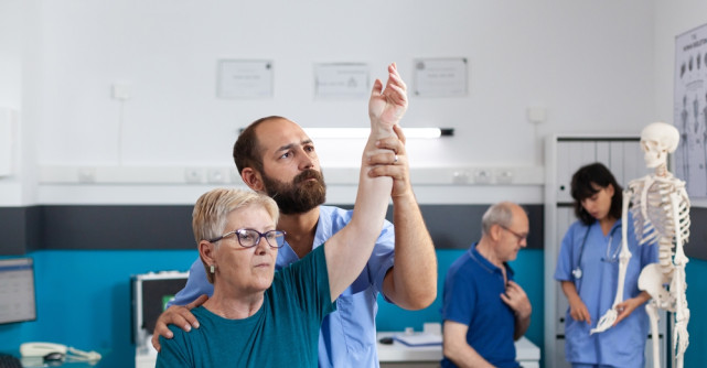 Kinetoterapia și gestionarea afecțiunilor musculo-scheletice la bătrâni
