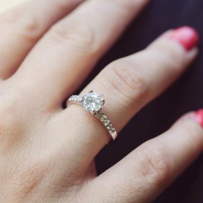 7 inele de argint cu design prețios și aspect delicat