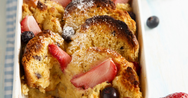 Budinca clasica din paine si unt, cu glazura de marmelada si unt de scortisoara si portocale