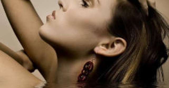 Practic: coafura glamour inspirata de Vanessa Hudgens