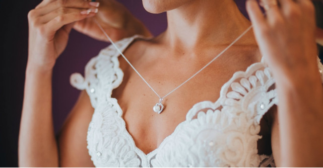 Colierele cu lanturi fine si medalioane simple - simbol de bun gust